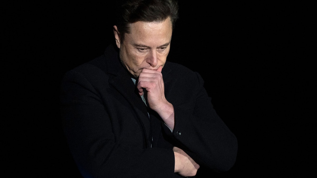 Elon Musk'ın şirketinde alarm zilleri! Yarı yarıya değer kaybetti