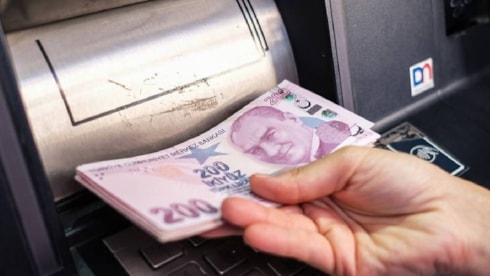 Emeklilerin hesabına 3 ayrı ödeme yapılacakTemmuz ayı itibarıyla Emekli Sandığı, SSK ve Bağ-Kur kapsamındaki emeklilerin hesaplarına yatırılacak ödeme kalemleri netleşti. Yasal düzenlemelerin tamamlanmasının ardından zamlı aylıklar, oluşacak maaş farkları ve banka promosyon ödemeleri açıklanan takvi