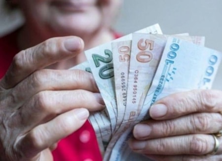 Emekli ve memur maaşı zammında hesap bir daha değiştiEmekli ve memur maaşlarına gelecek zam oranı mera ediliyor. Önce enflasyon raporundaki tahminini yüzde 28’e çıkaran Merkez Bankası, ardından piyasa katılımcıları anketinde piyasanın yıl sonu beklentisi yüzde 29,43’e yükseldi. Memur ve emeklinin za
