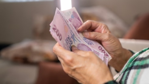 Milyonlarca emeklinin maaşından bu parayı keseceklerSGK’nın yılbaşından bu yana uyguladığı prim borcu kesintilerine dair detaylar belli oldu. Emekli, dul ve yetim aylıklarını kapsayan düzenlemede kesinti üst sınırı ve birden fazla maaş alanların durumu netleşti.