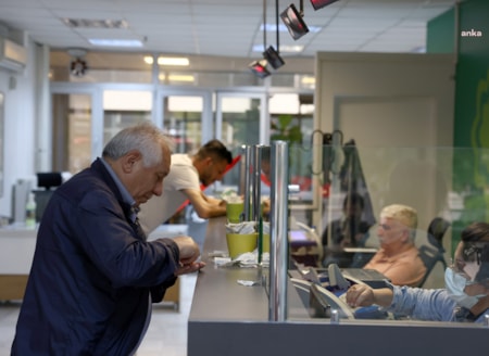 Emekli promosyonlarında en yüksek rakamı veren banka değiştiEmekli maaş zamlarının netleşmesiyle birlikte bankaların 2026 Ağustos ayı emekli promosyon tarifeleri ve ek ödül şartları belli oldu. Maaşını yeni bir bankaya taşımayı planlayan veya ilk kez promosyon alacak vatandaşlar için bankaların günc