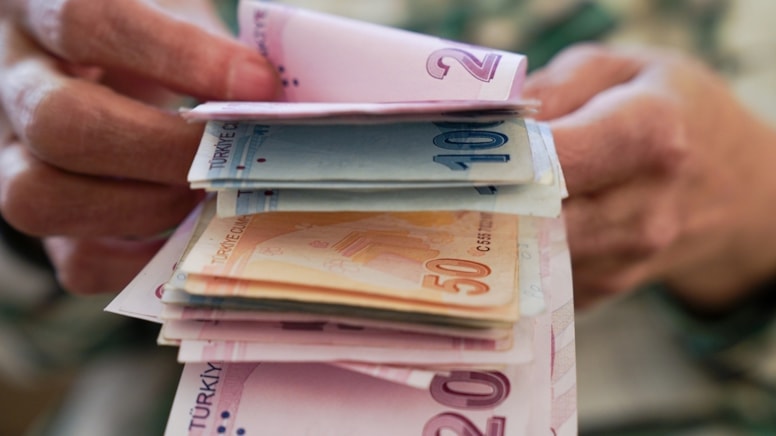 Emeklinin zamlı maaşı bu ay yatmayacak