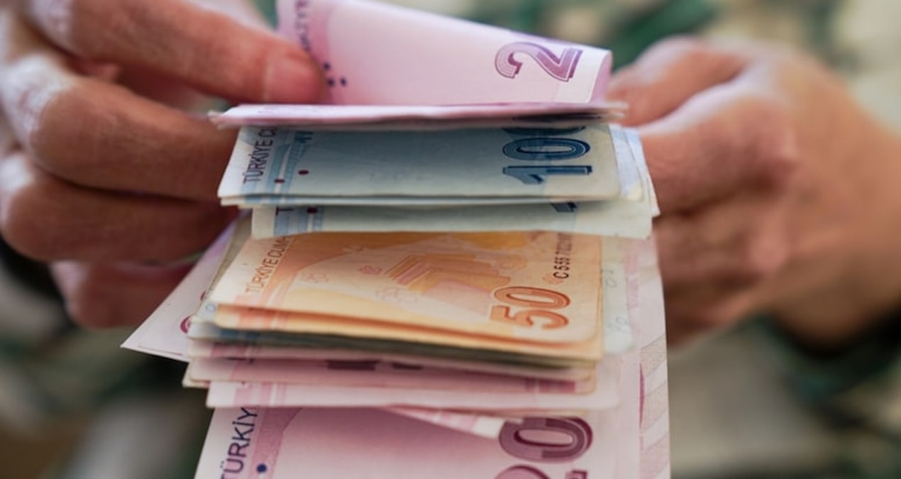 Emeklinin zamlı maaşı bu ay yatmayacak