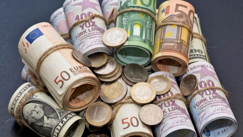 Kritik faiz kararına saatler kala, dolar ve euro atağa geçtiDöviz kurları, kritik Merkez Bankası kararı öncesinde yükselişe geçti. Dolar/TL kuru 47,23 liraya yükselerek rekor tazelerken, euro/TL ise 54,11 seviyesiyle tüm zamanların en yüksek değerini gördü.