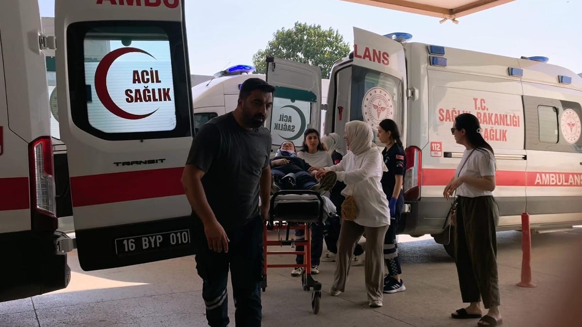 İnegöl'de otomobil ile minibüs çarpıştı, 3 yaralı