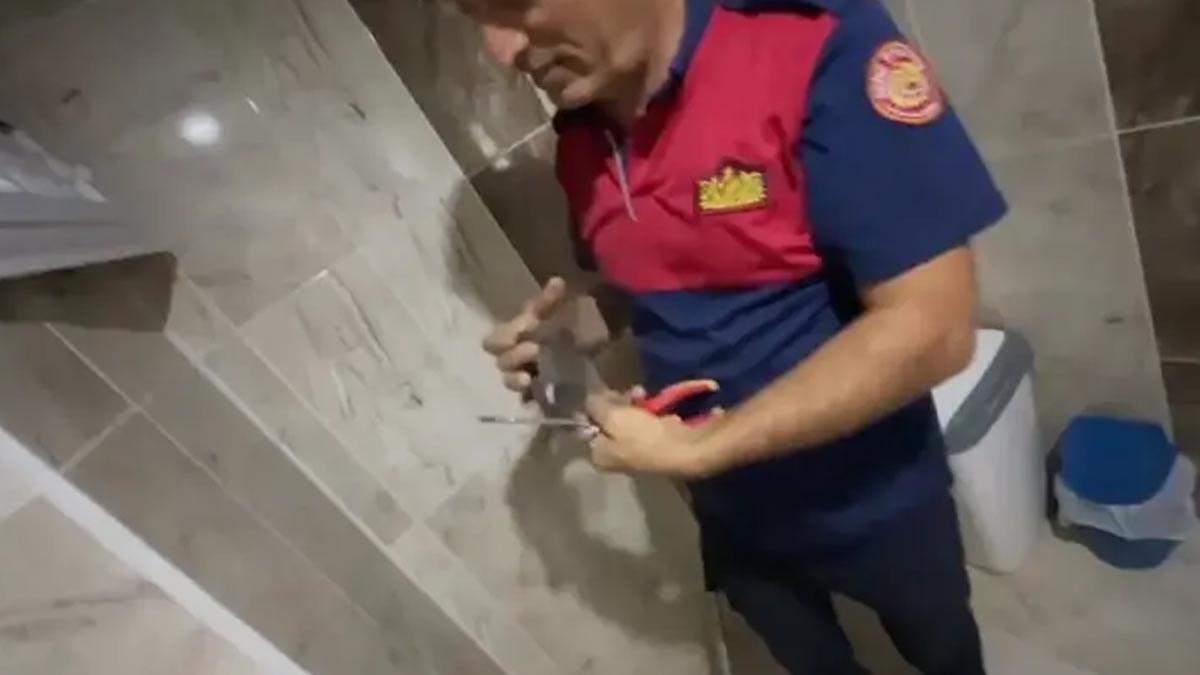 Havalandırma boşluğunda mahsur kalan sığırcık kurtarıldı