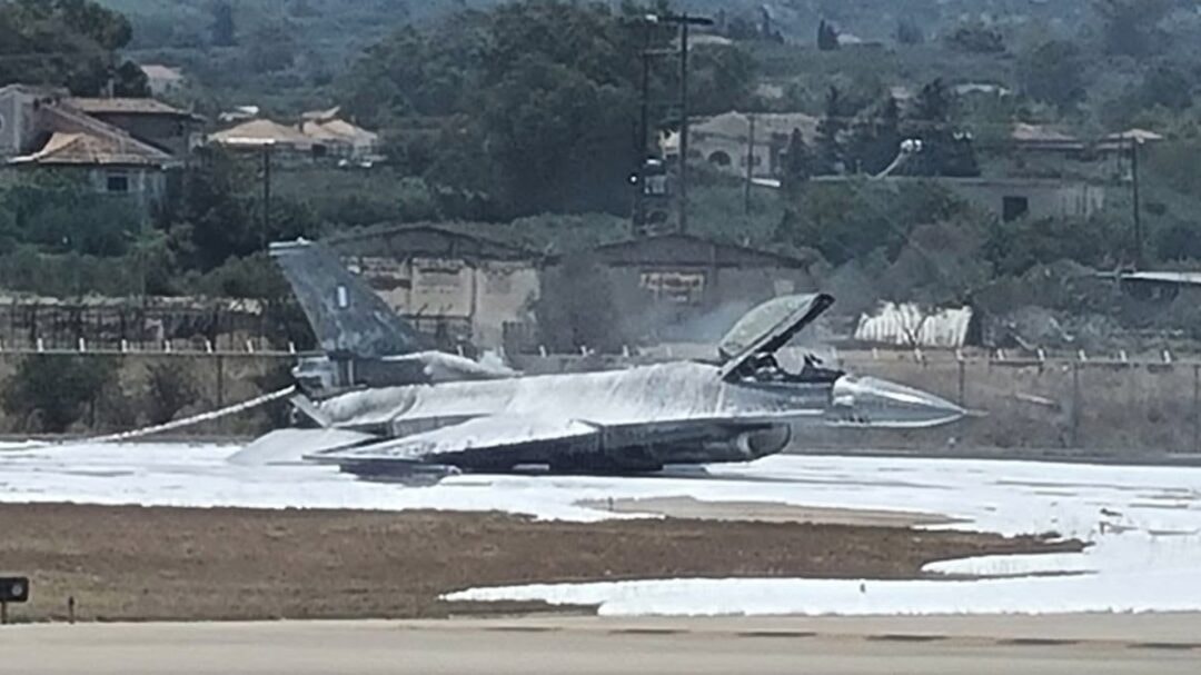 Yunan F-16'sı havada yanmaya başladı: Pilot acil iniş yaptı
