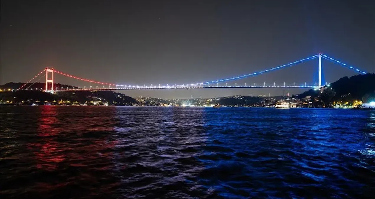 İstanbul'da Trump'a ilginç jest! 'FSM, ABD bayrağının renkleriyle aydınlatıldı' iddiası