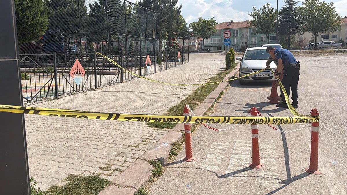 Kendisini ayağından vuran saldırgana taş atarak karşılık verdi