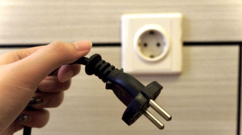 Fişini böyle çeken herkesi uyardı: Elektrikçiler doğru yöntemi açıkladı