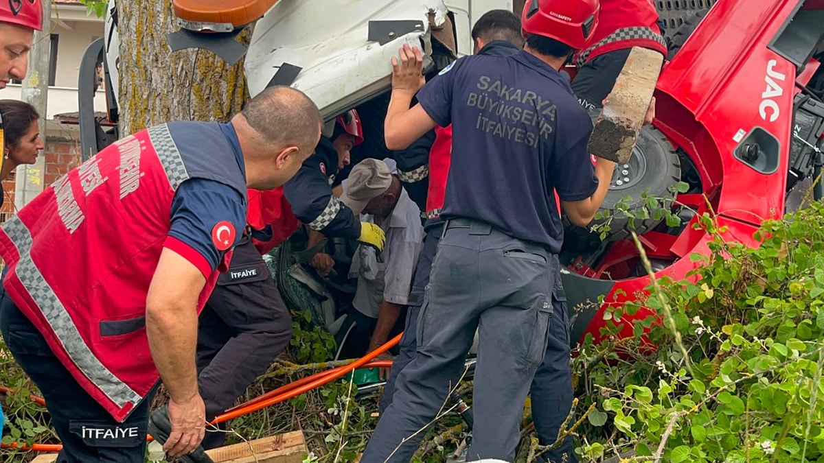 Forklif taşıyan kamyonet devrildi: Sürücü kabinde sıkıştı
