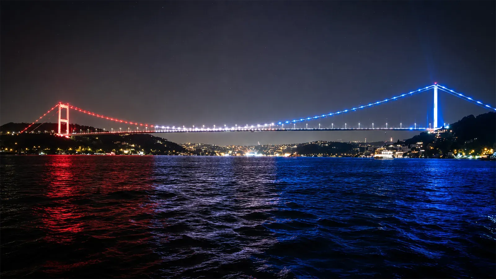 İstanbul'da köprünün ABD bayrağı renklerine bürünmesine CHP'den çok sert tepki