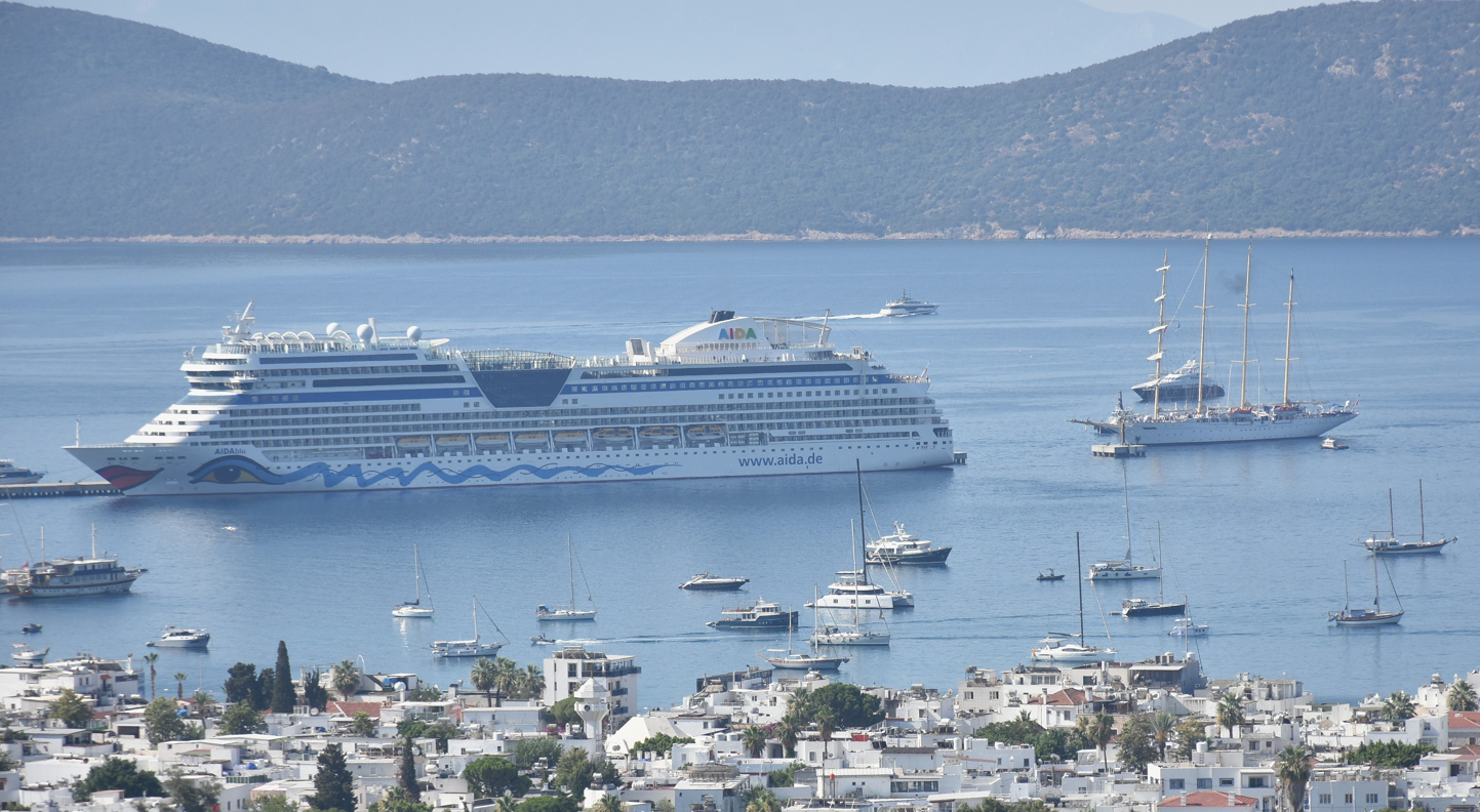 Bodrum'a üç kruvaziyerle 2 bin 761 turist geldi