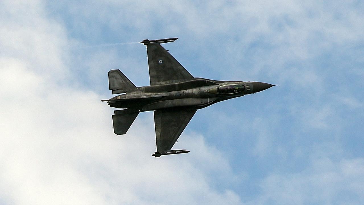 Havada alev aldı! Yunan F-16'sı acil iniş yaptı
