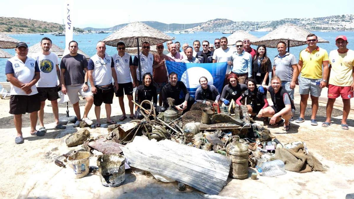 Dünyaca ünlü plajında deniz dibi süpermarket gibi