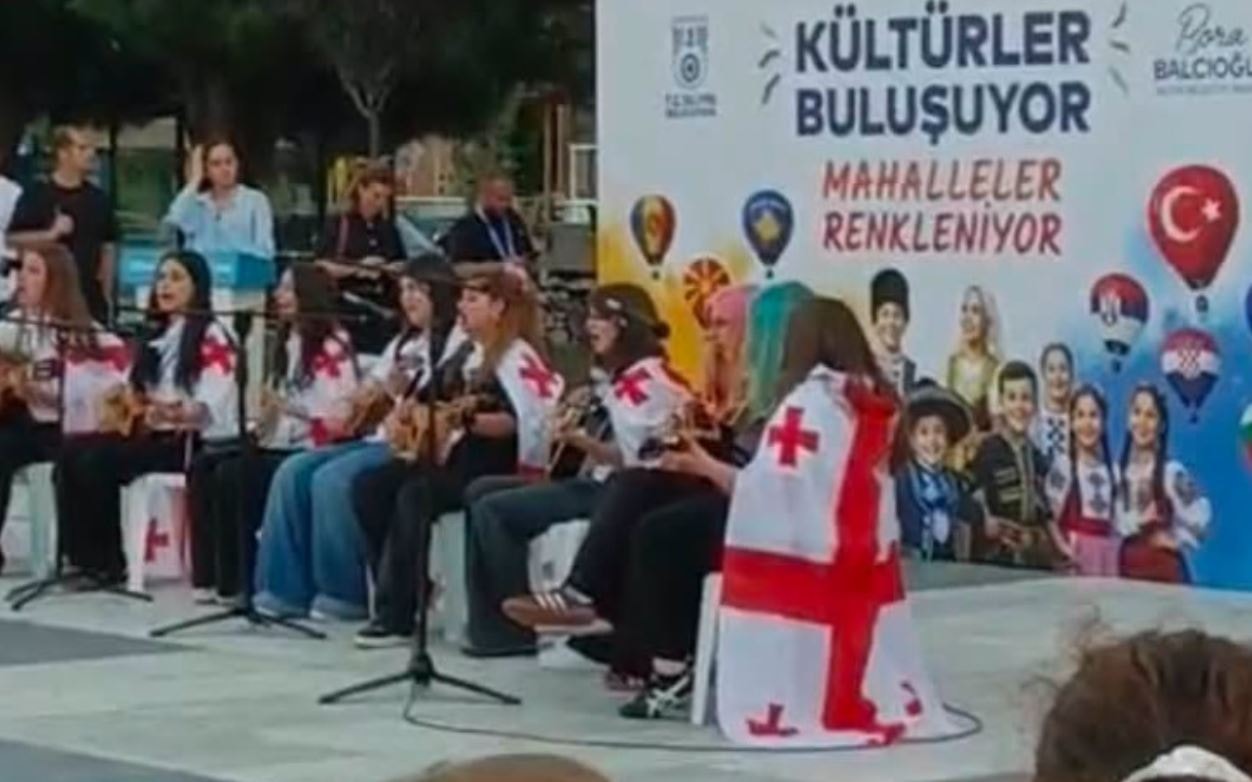 MHP'li başkan Gürcistan Bayrağı’nı haçlı sancağı sandı