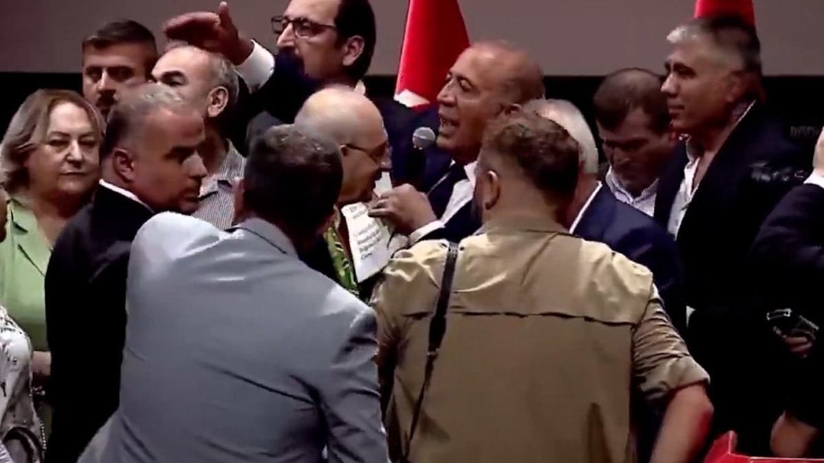Gürsel Tekin sahneye çıktı, Kılıçdaroğlu'nun yanında fırça attı: 'Ne işiniz var burada?'