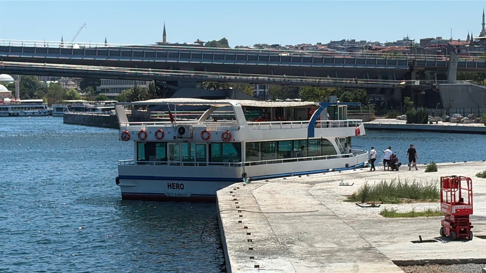 Haliç’te tur teknesi köprü ayağına çarptı; bir kişi denize düştü: Arama çalışmaları sürüyor