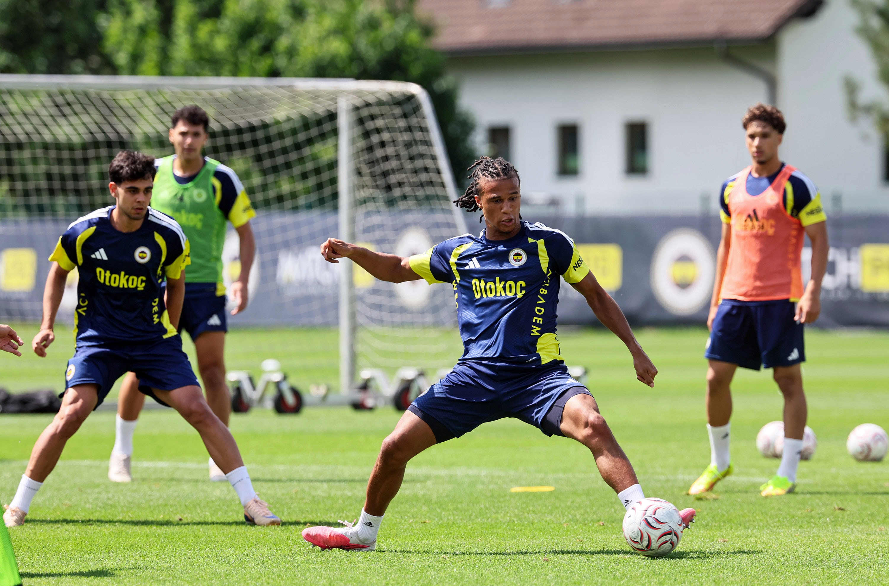 Fenerbahçe'de yeni sezon hazırlıkları sürüyor
