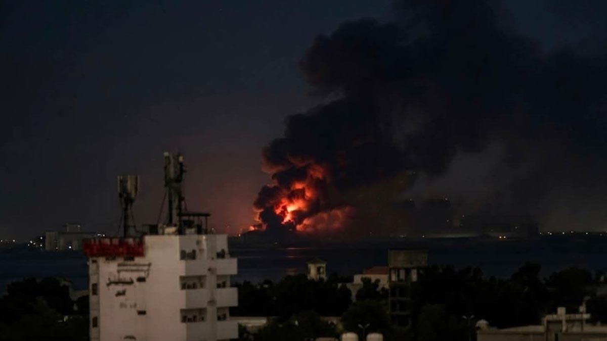 Yemen'in Hudeyde limanı vuruldu