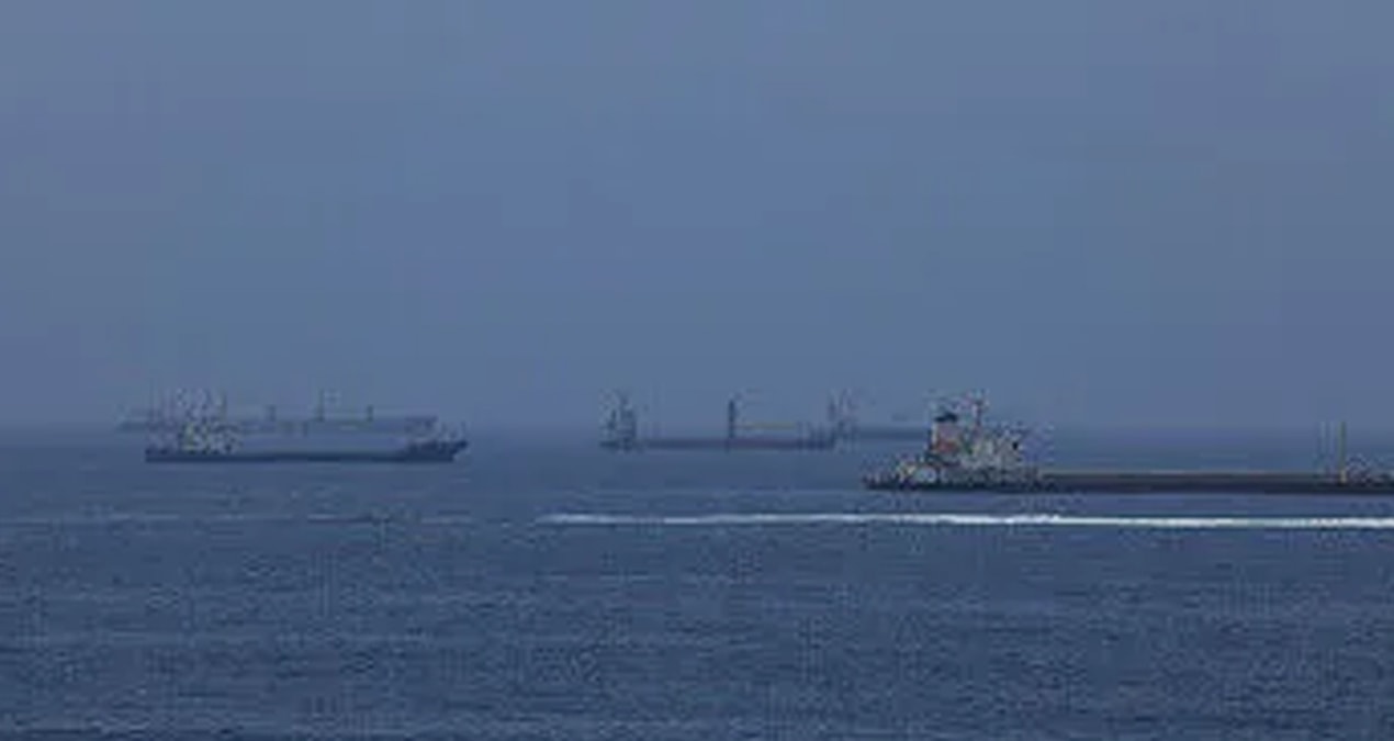 Hürmüz Boğazı’nda bir gemi karaya oturdu