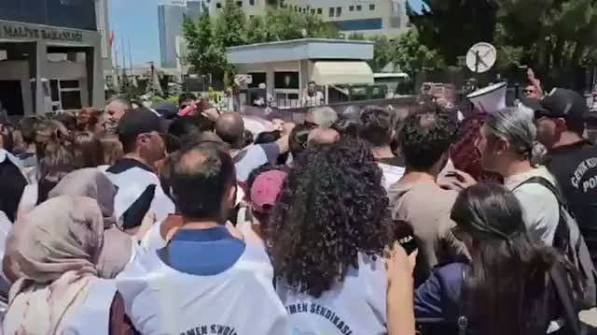 'Geçinemiyoruz' diyen öğretmenlere polis müdahalesi