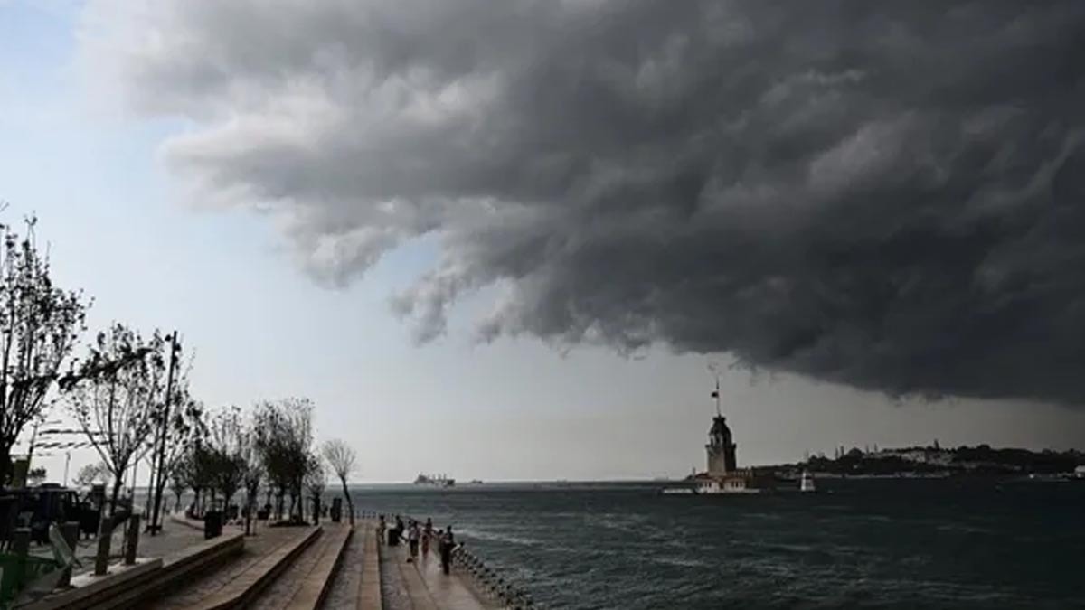 Günlerdir beklenen oluyor: İstanbul'da fırtına etkili olmaya başladı