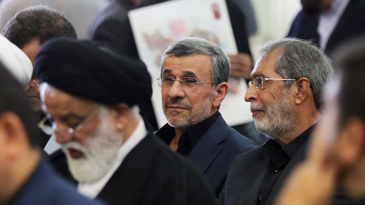 İsrail ve ev hapsi iddialarıyla gündem olan Ahmedinejad, Hamaney’i anma töreninde ortaya çıktı