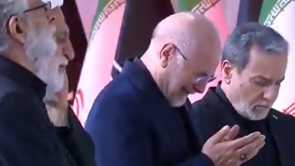 İran Meclis Başkanı Kalibaf, Hamaney’in tabutu başında hüngür hüngür ağladı