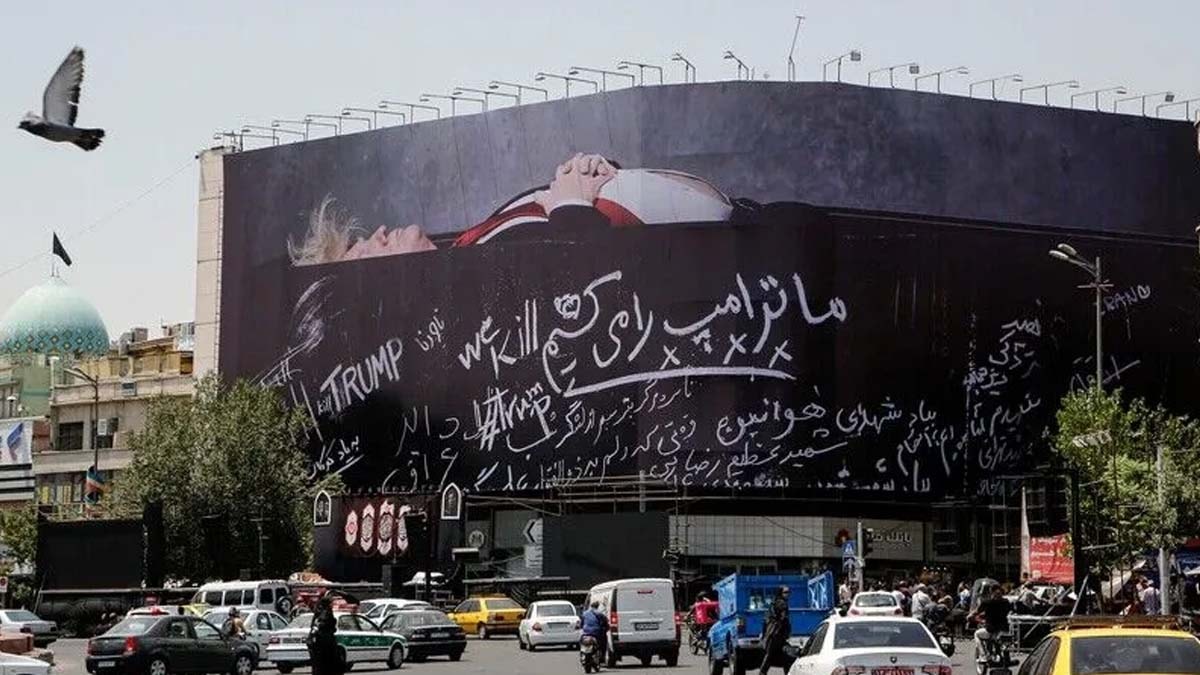 Trump’ı siyah tabutun içine koydular: Başkentin simge noktasına asıldı