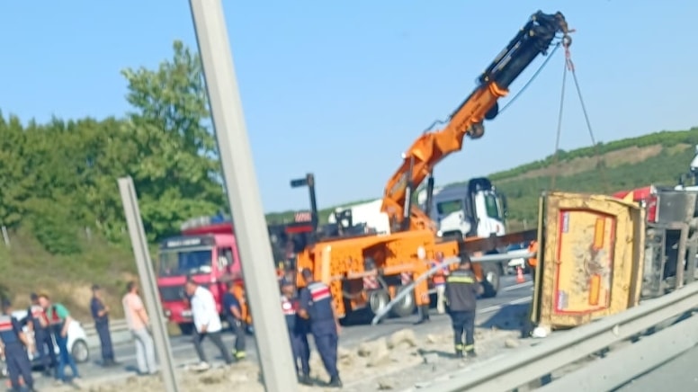 Havalimanı yolunda kaza: Kamyon devrildi, otomobil takla attı