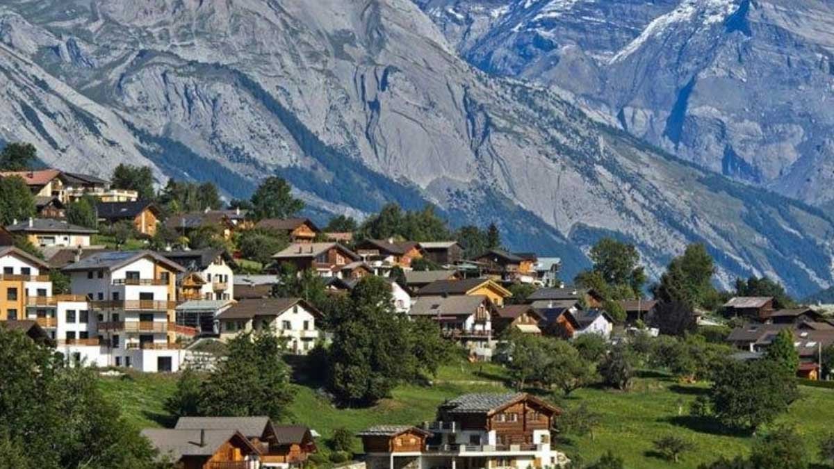 Binlerce kişi vergi ödememek için ateist oluyor