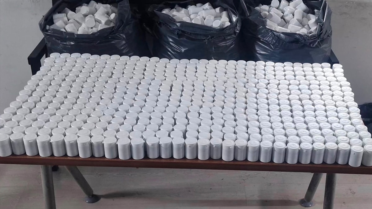 İzmir'de polisten kaçan şüphelinin terk ettiği otomobilden çıkanlar şoke etti