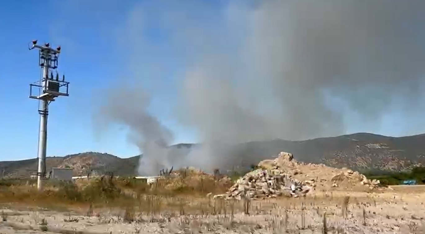 Çöplükte çıkan yangın çalılık alana sıçradı