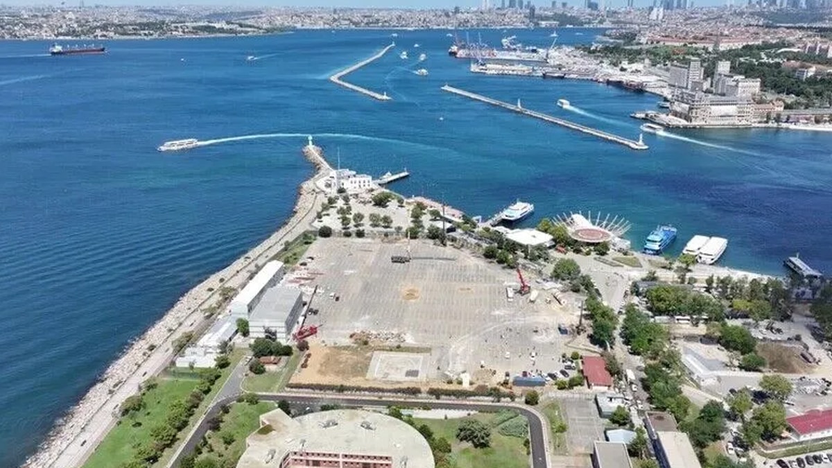 Kadıköy sahilindeki tartışmalı projede ilk kazma vuruldu