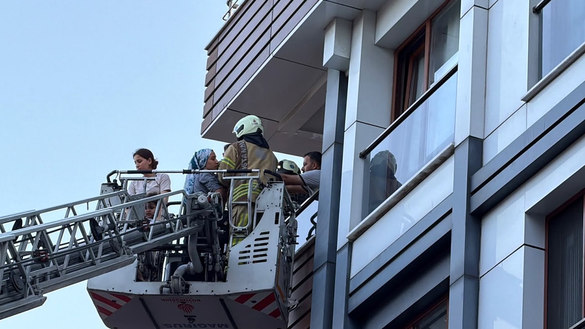 Kağıthane’de apartman yangını: 7 kişi kurtarıldı, 4 kişi hastanelik oldu