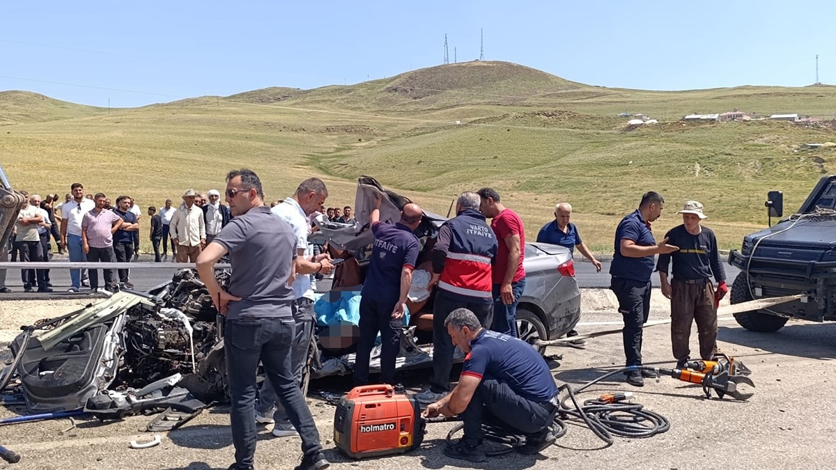 Kaza sonrası araç hurda yığınına döndü: 2 ölü, 1 yaralı