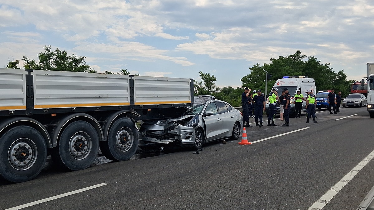 TIR’a çarpan otomobilde 1 ölü, 6’sı çocuk 8 yaralı
