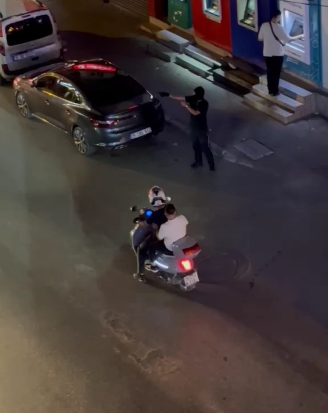 Kar maskesi takıp kuyumcu dükkanını kurşunladı