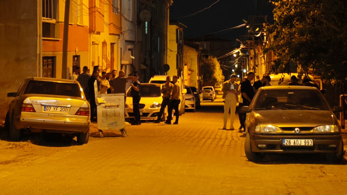 Komşu iki aile arasında kavga: 1’i polis 11 yaralı