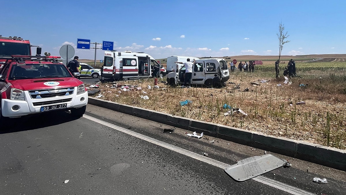 Tekirdağ'da ticari araç ile kamyon çarpıştı: 2 kişi hayatını kaybetti, 3 kişi yaralandı
