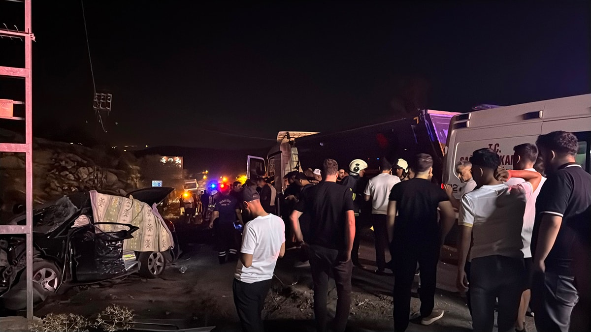 Otomobil ile kamyon çarpıştı: 2 ölü, 6 yaralı