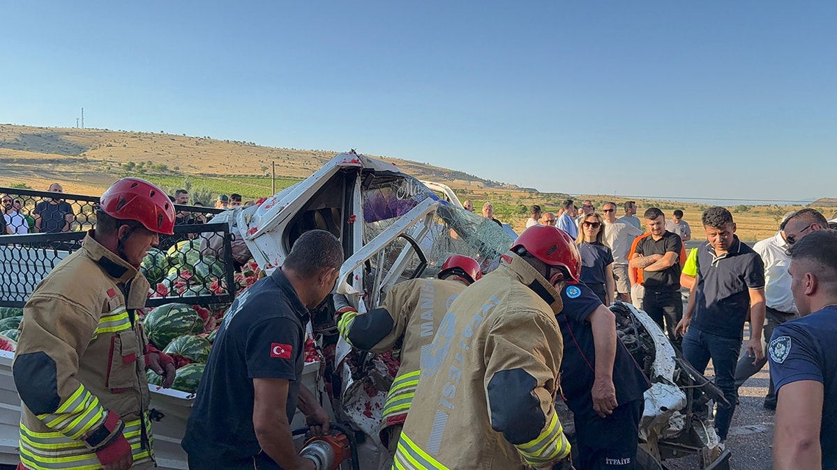 Kamyonet TIR'a çarptı, ortalık savaş alanına döndü