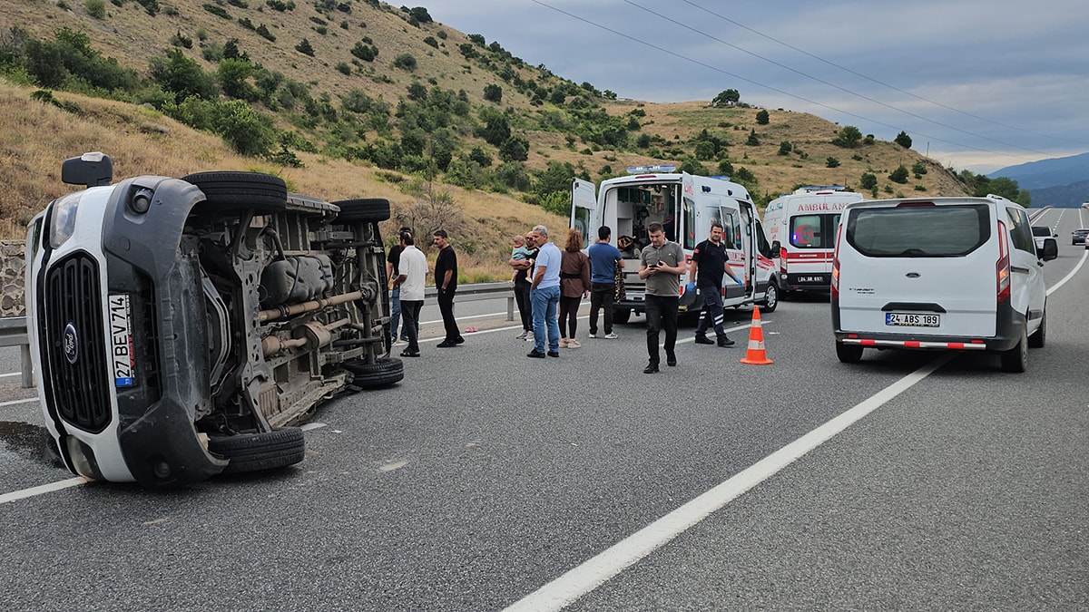 Minibüs devrildi: 19 yaralı