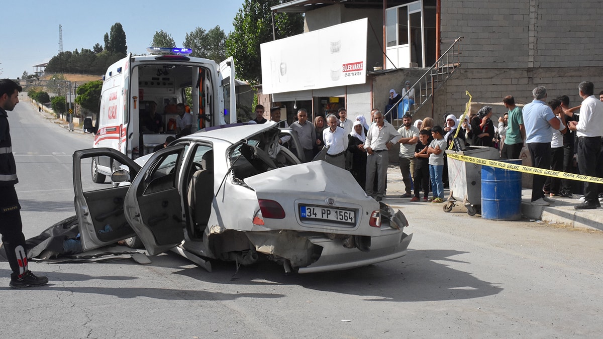 Otomobil park halindeki kamyonete çarptı: 1 kişi öldü, 4 kişi yaralandı