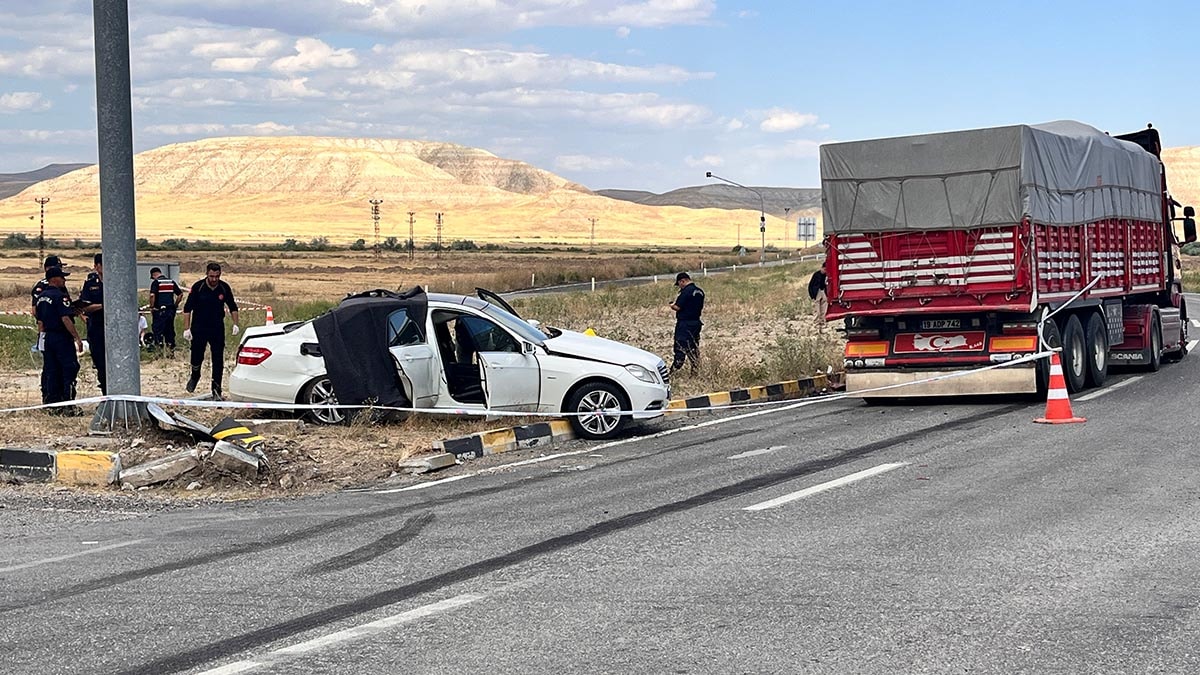 Çankırı'da kamyon ile otomobil çarpıştı! 3 kişi hayatını kaybetti