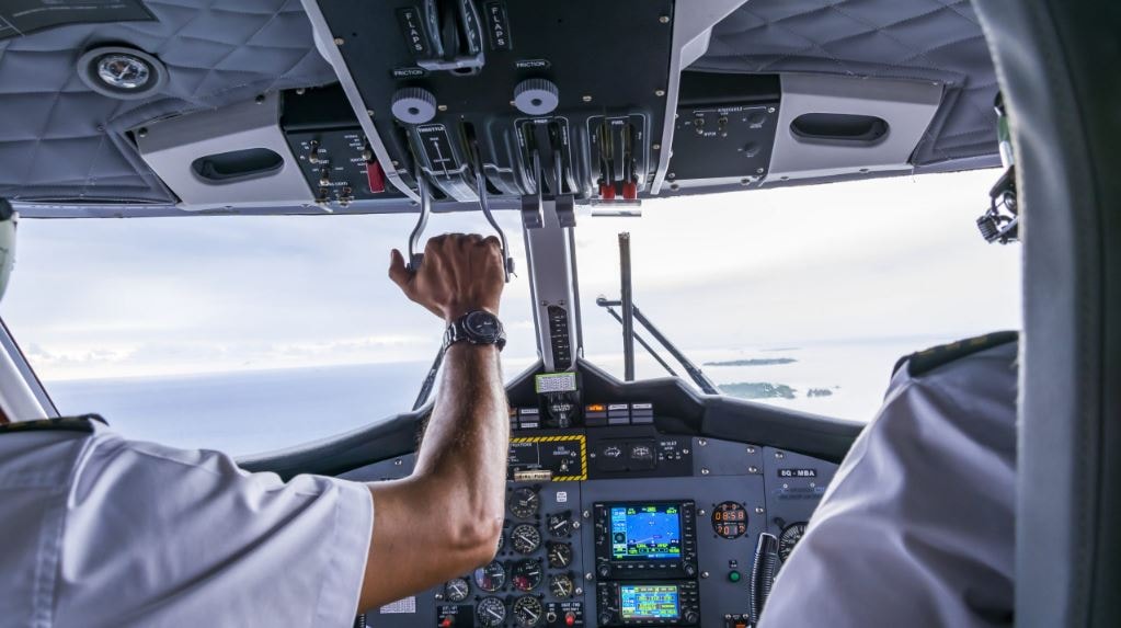 Uçakla gökyüzüne bunu yazdı: Genç pilot acilen izne çıkarıldı