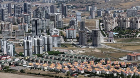 Ev ve kira fiyatlarında son durum belli oldu! İstanbul, Ankara ve İzmir...Konut piyasasının temmuz ayı görünümü belli oldu. Türkiye genelinde satılık konutların reel fiyatı yıllık bazda yüzde 8,3 gerilerken, reel kiralarda da yüzde 6,5 düşüş kaydedildi. Kiralık konut talebindeki yıllık artış ise yüz