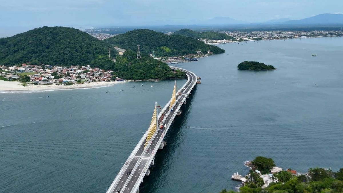 30 dakikalık yol 1 dakikaya düştü: 80 milyon dolarlık köprü açıldı