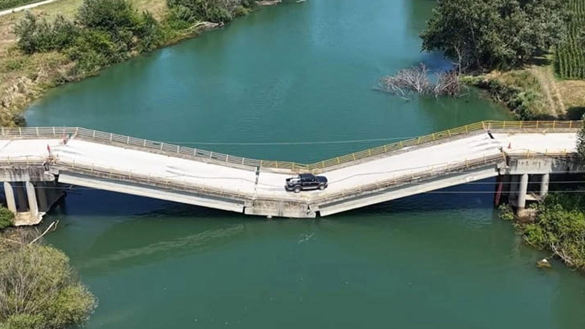 Yıllar önce çöken bu köprüden araçlar hâlâ geçiyor